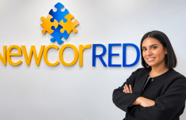 Retrato corporativo junto al logo newcorRED